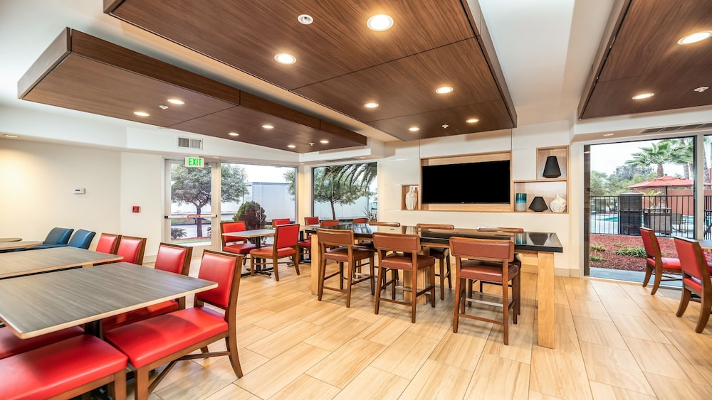 Holiday Inn Express Hotel And Suites Fremont Milpitas Central 48/69