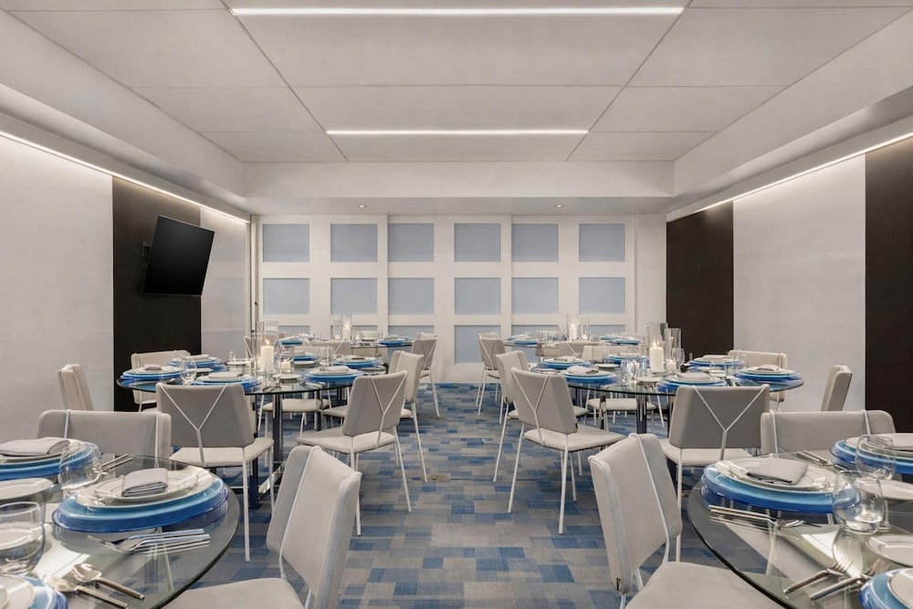 YOTEL Boston, Select by Hilton 70/79