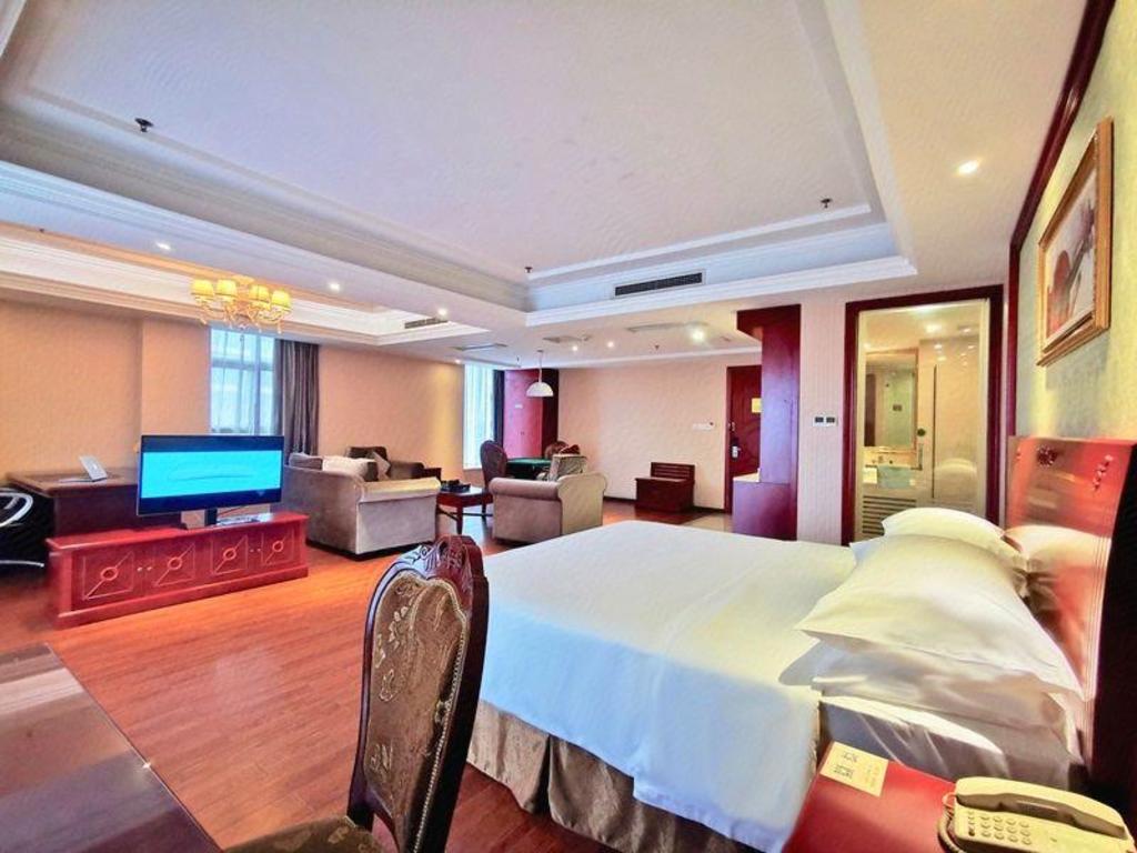 Vienna Hotel (Chongqing Changshengqiao Metro Station) 11/53