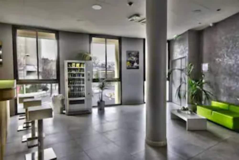 Esatitude Hotel 16/32