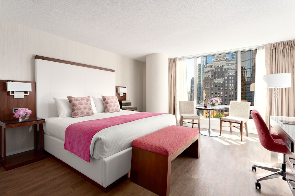 DELUXE, KING BED
