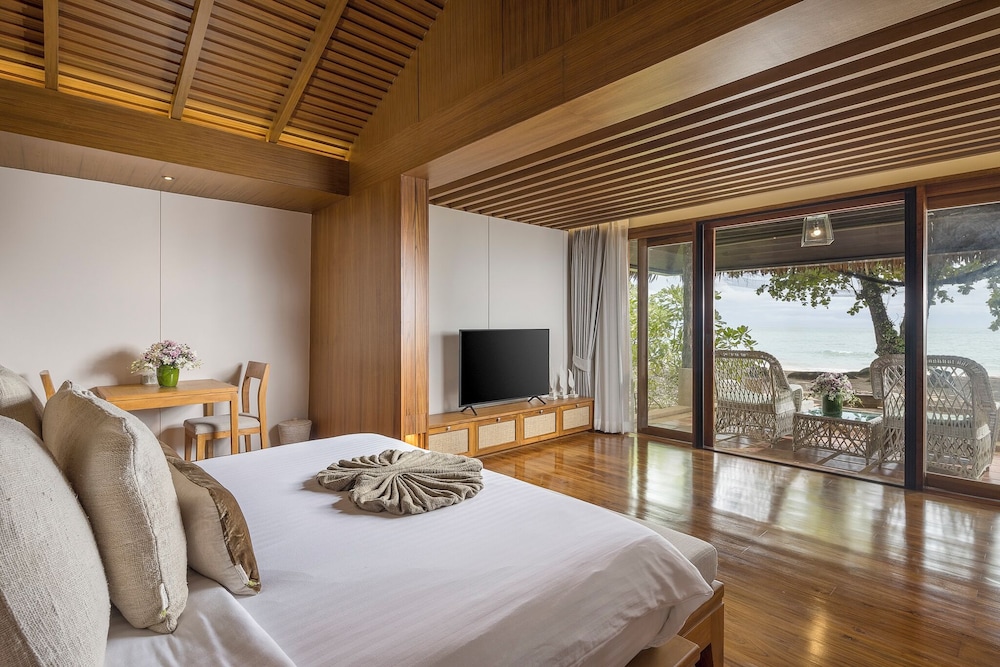 VILLA, BEACH FRONT