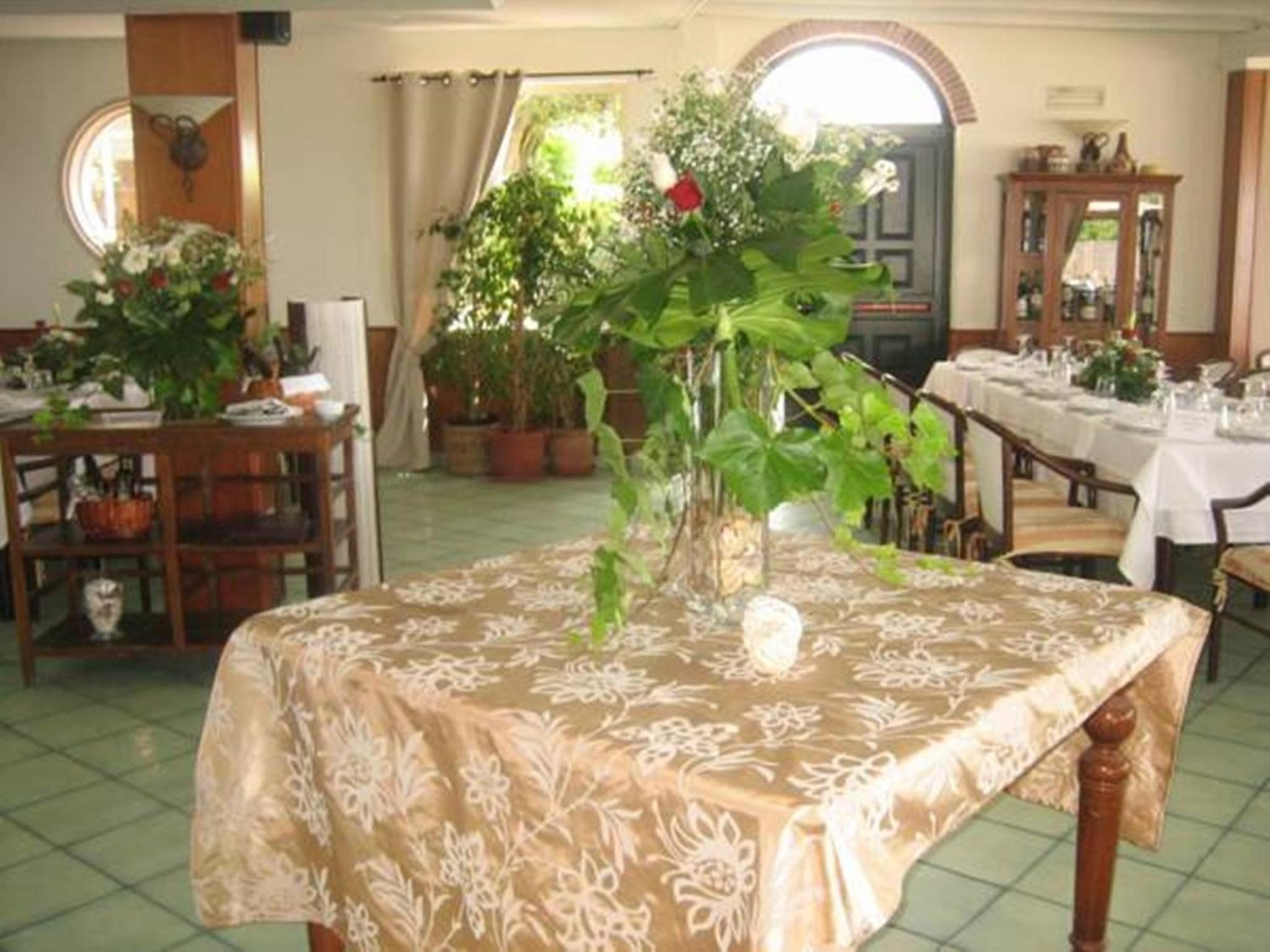 restaurant cafeteria
