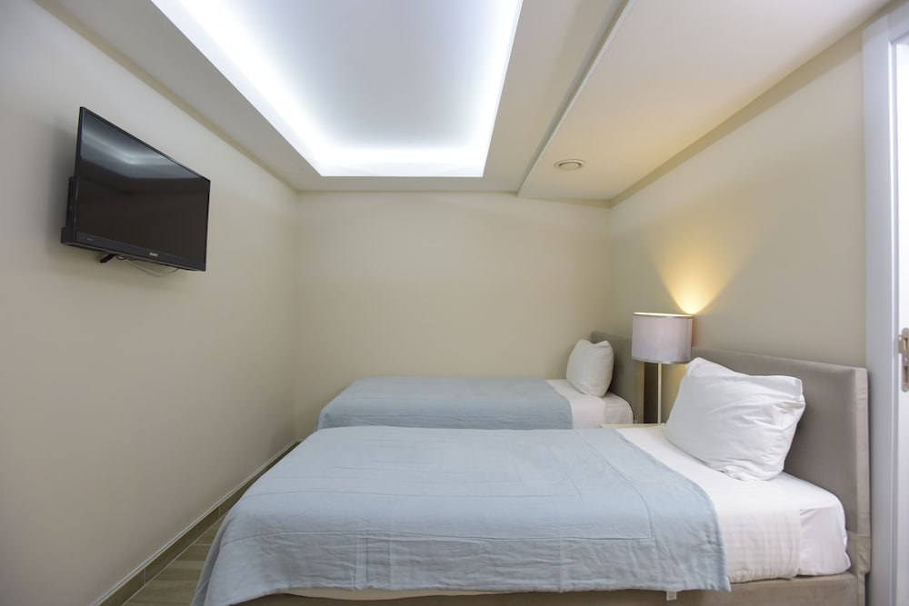 3 BEDROOMS, APARTMENT, GARDEN AREA