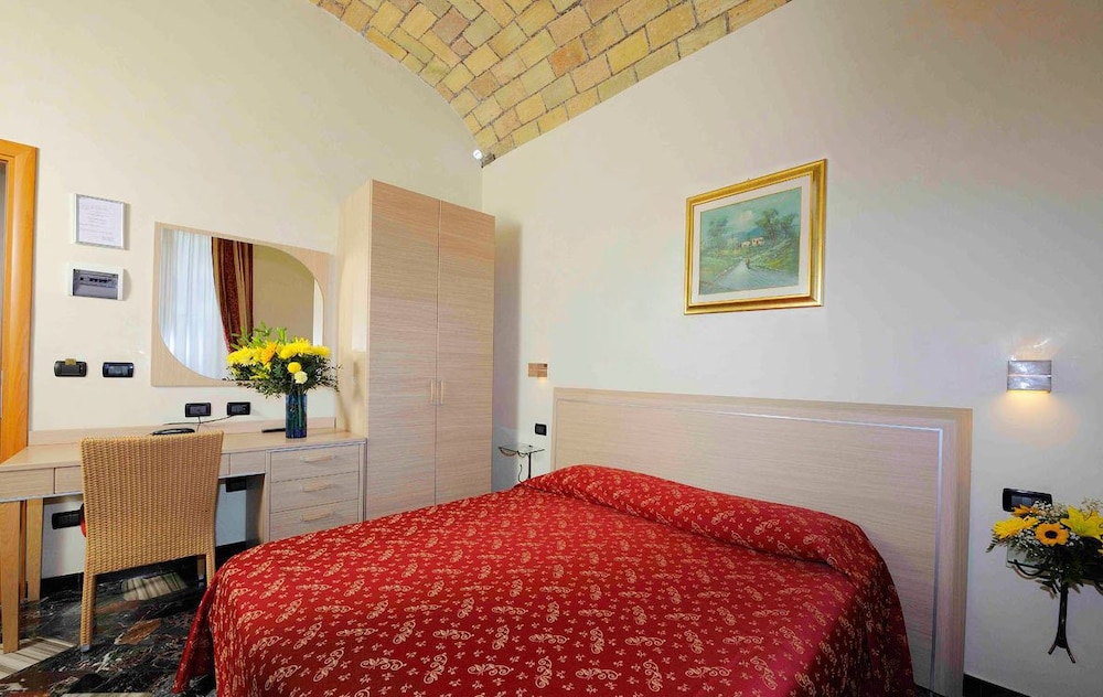 ROOM, DOUBLE OR TWIN BED