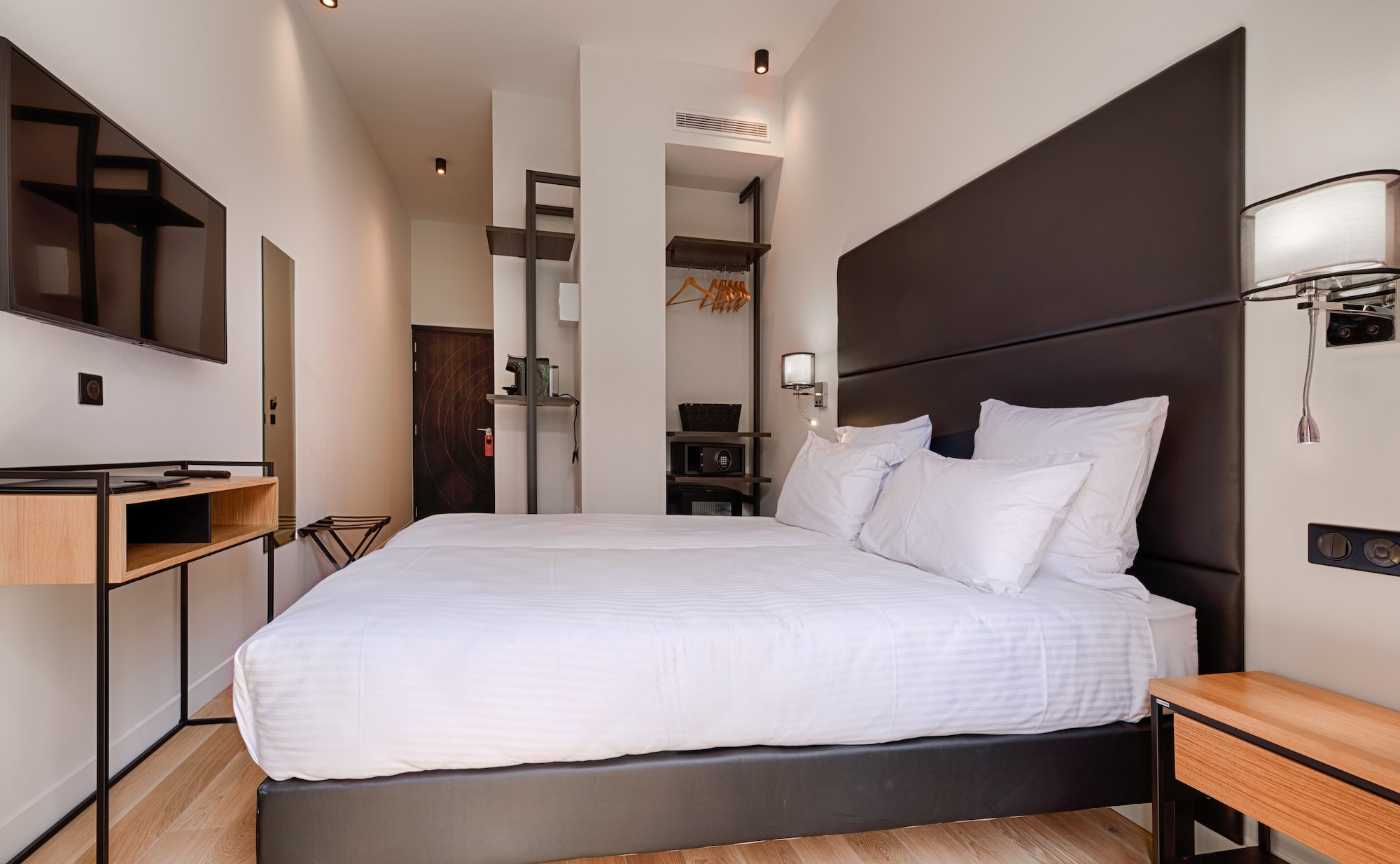 CLASSIC, DOUBLE BED, COURTYARD VIEW