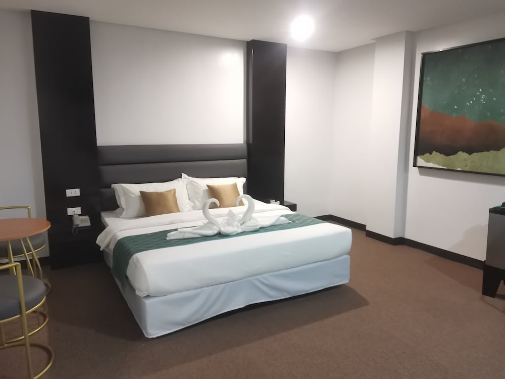 Palette Angeles, Clark International Airport, Formerly Boss Hotel 50/61