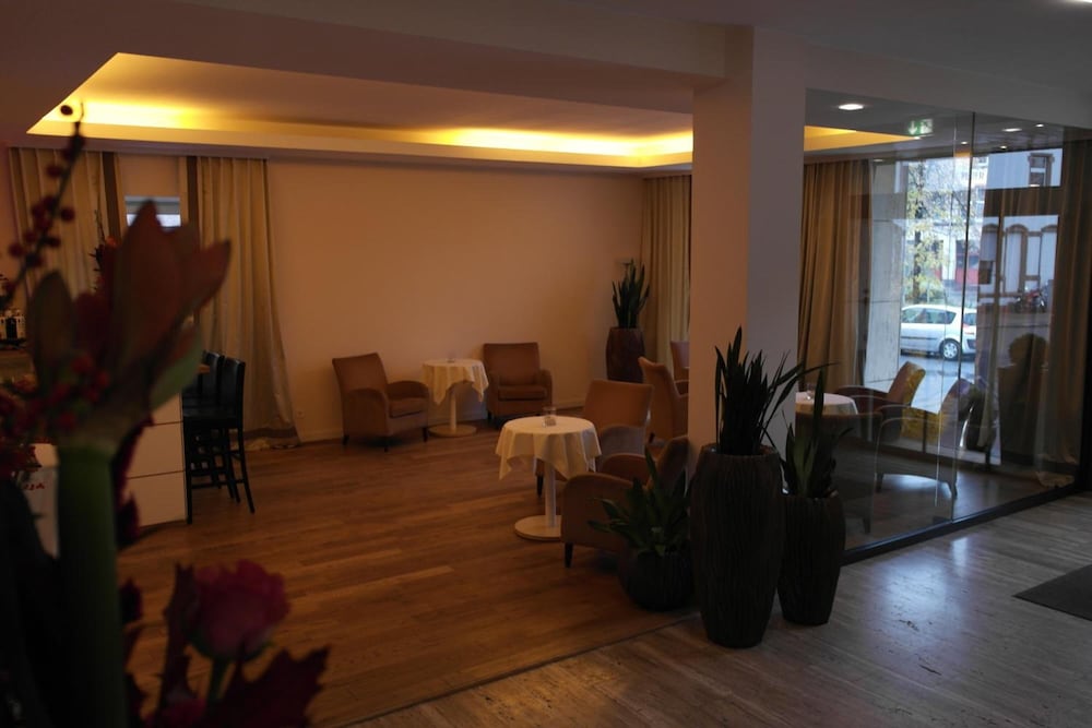 Hotel Attache 23/30
