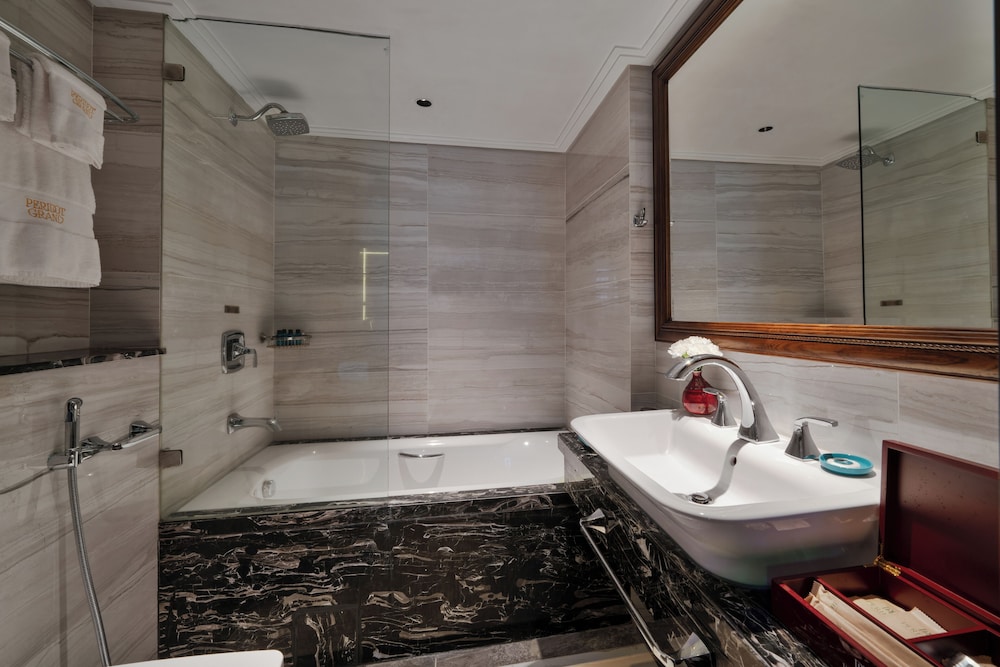 Peridot Gallery Classic Boutique Hotel 58/60