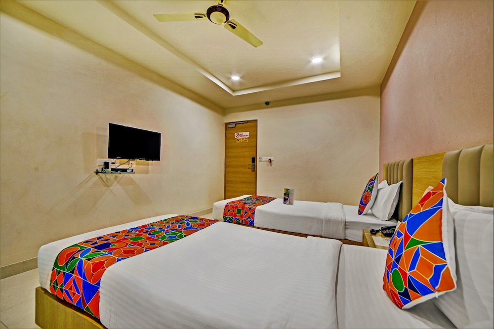 Oyo 14745 Veeraj Suites 16/50