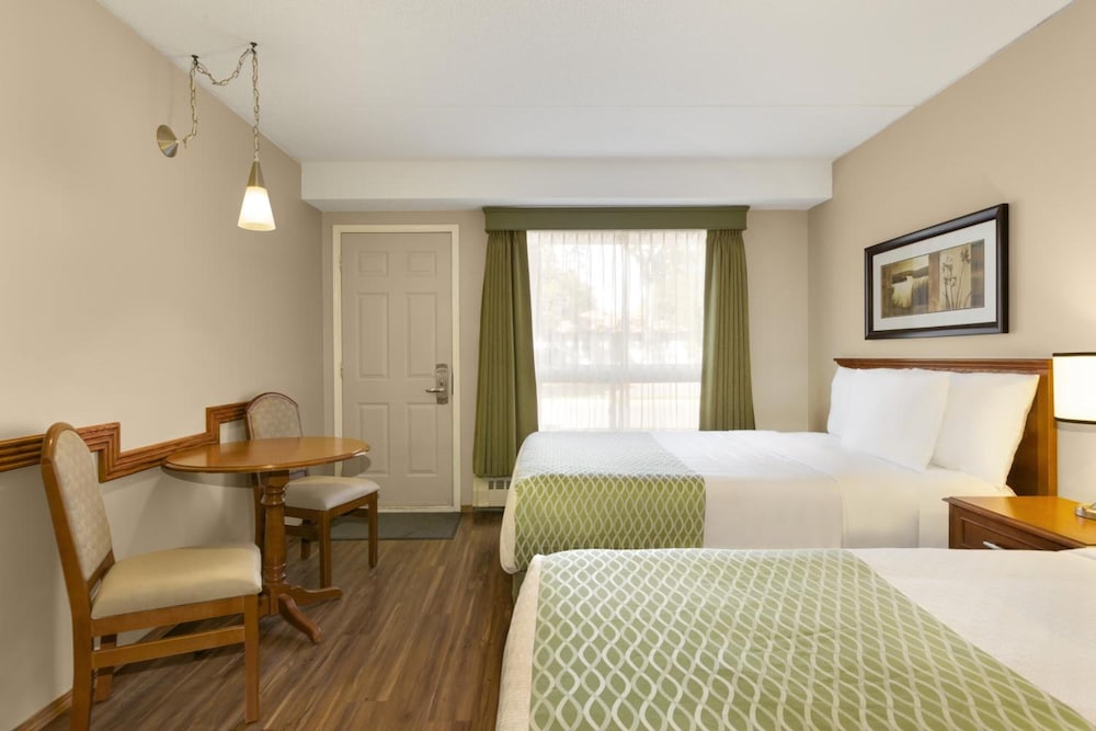 Colonial Square Inn And Suites 3/25