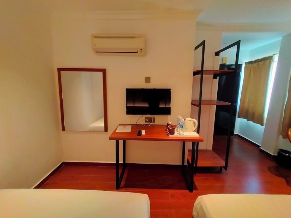 OYO 998 Queen City Hotel 43/50