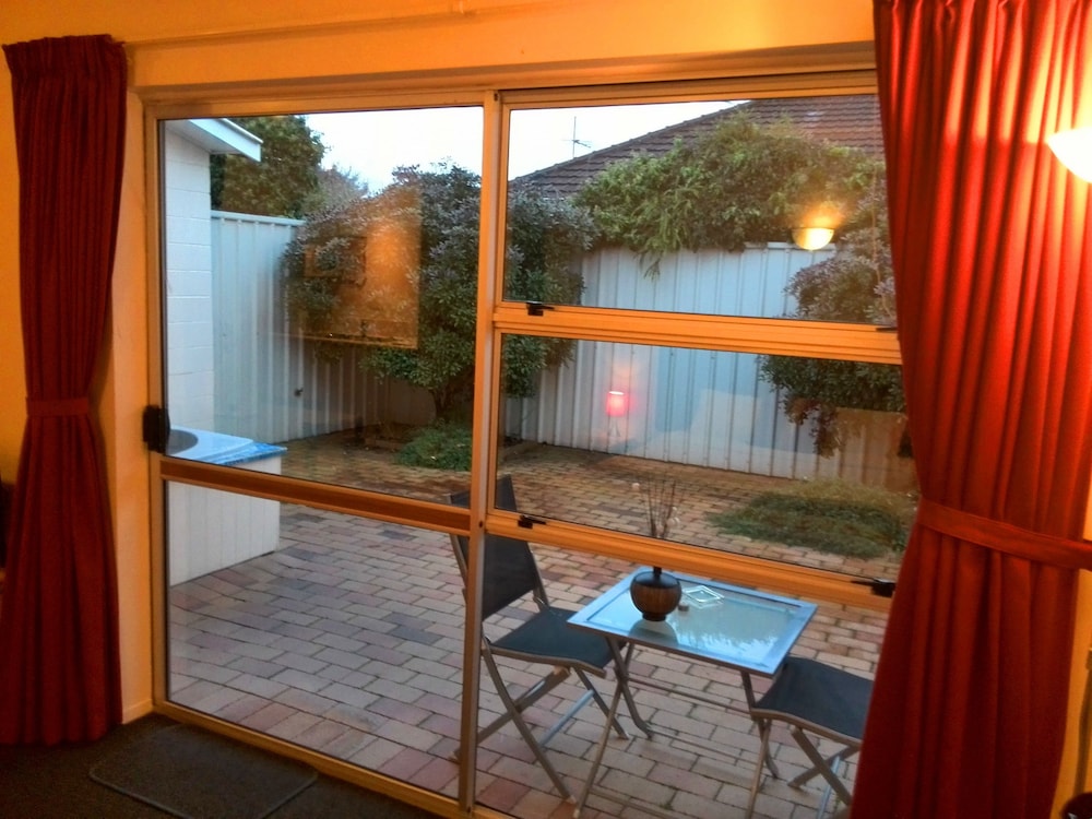 Ann’s Volcanic Motel 26/50