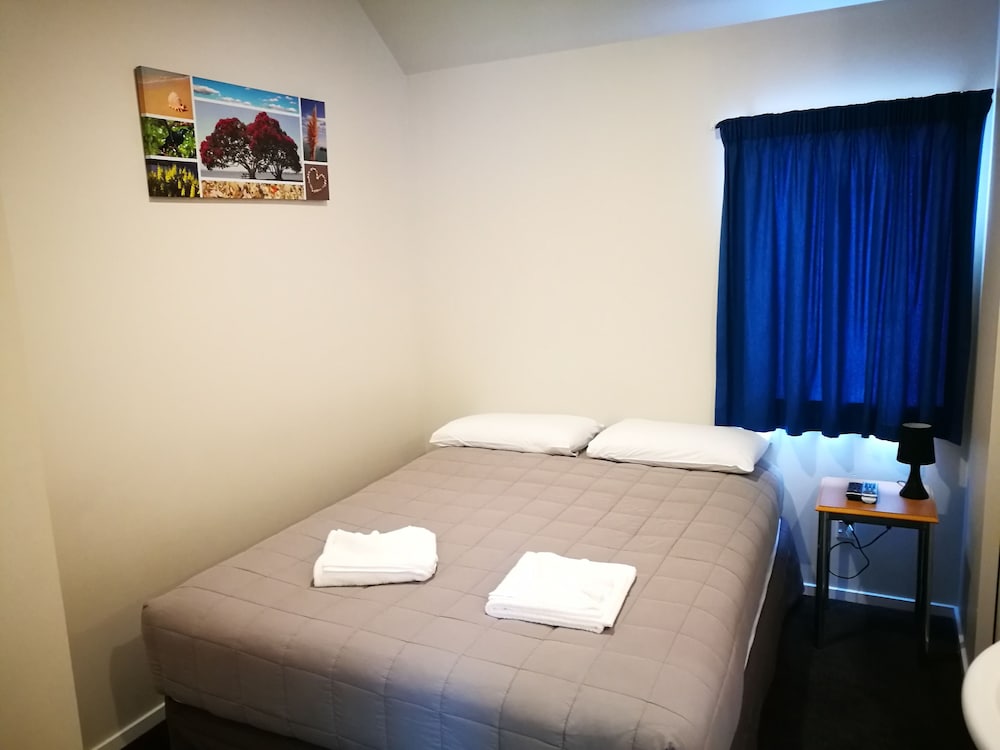 Airport Birches Motel 22/68
