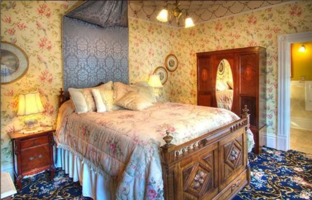 Gingerbread Mansion Inn 17/73