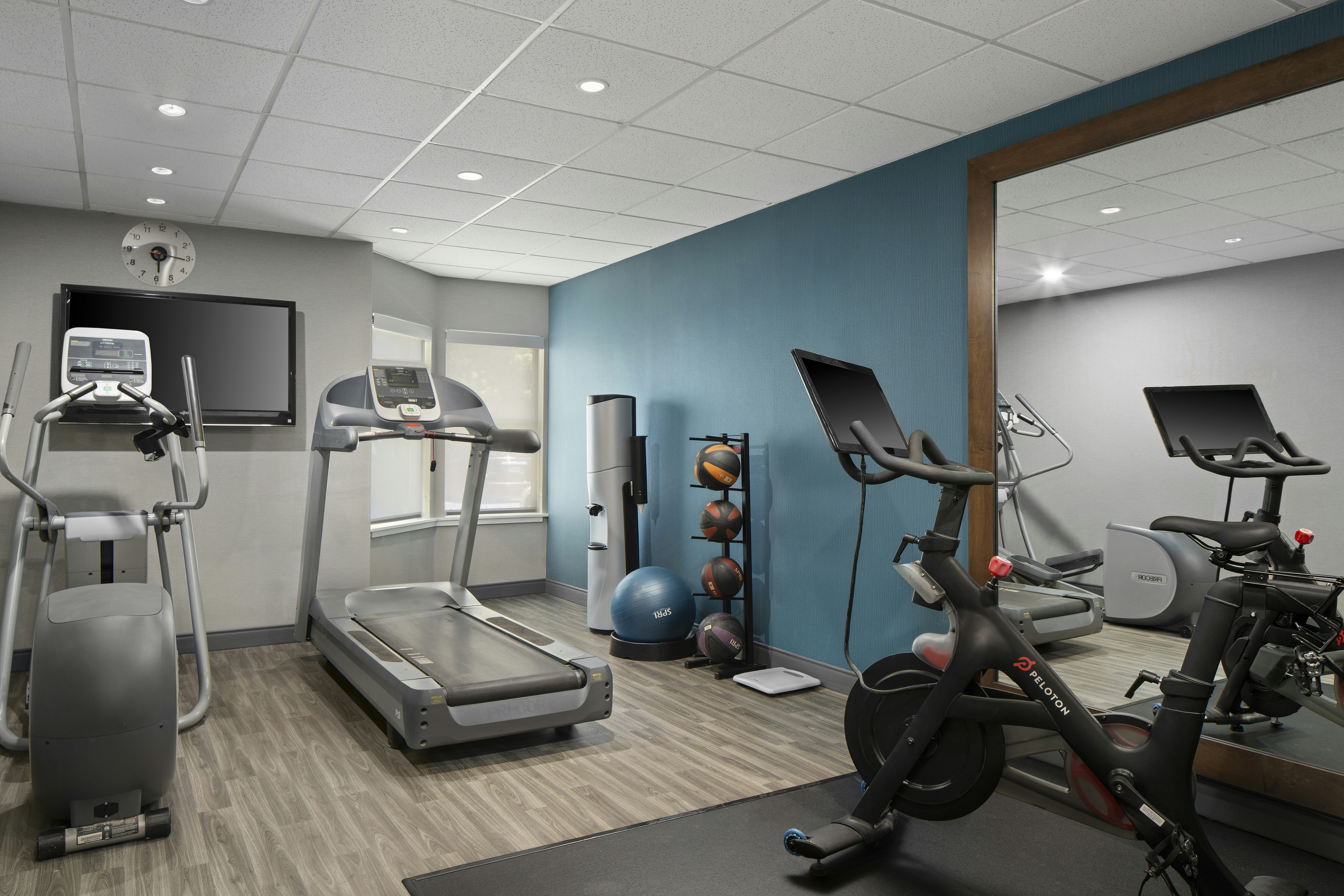 Hampton Inn & Suites Newport News (Oyster Point) 21/36