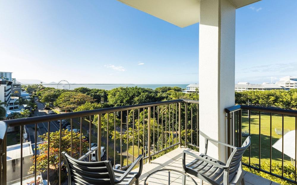Pacific Hotel Cairns 64/72
