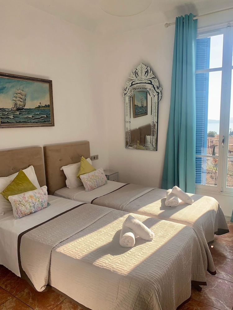 غرفة بسريرين منفصلين بإطلالة على البحر