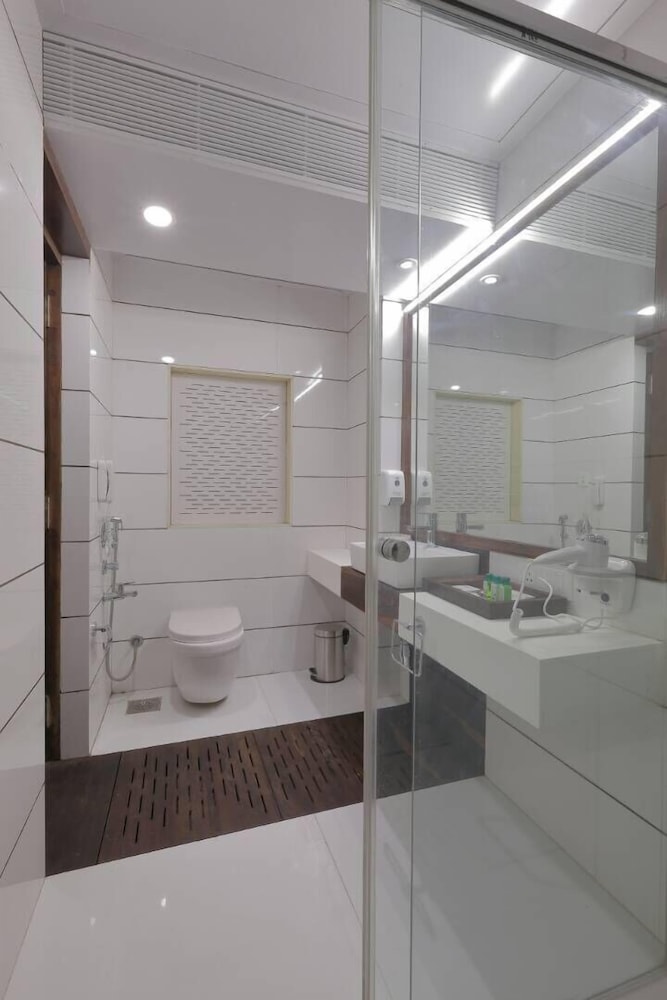 HOTEL SILVER HEIGHTS 20/20