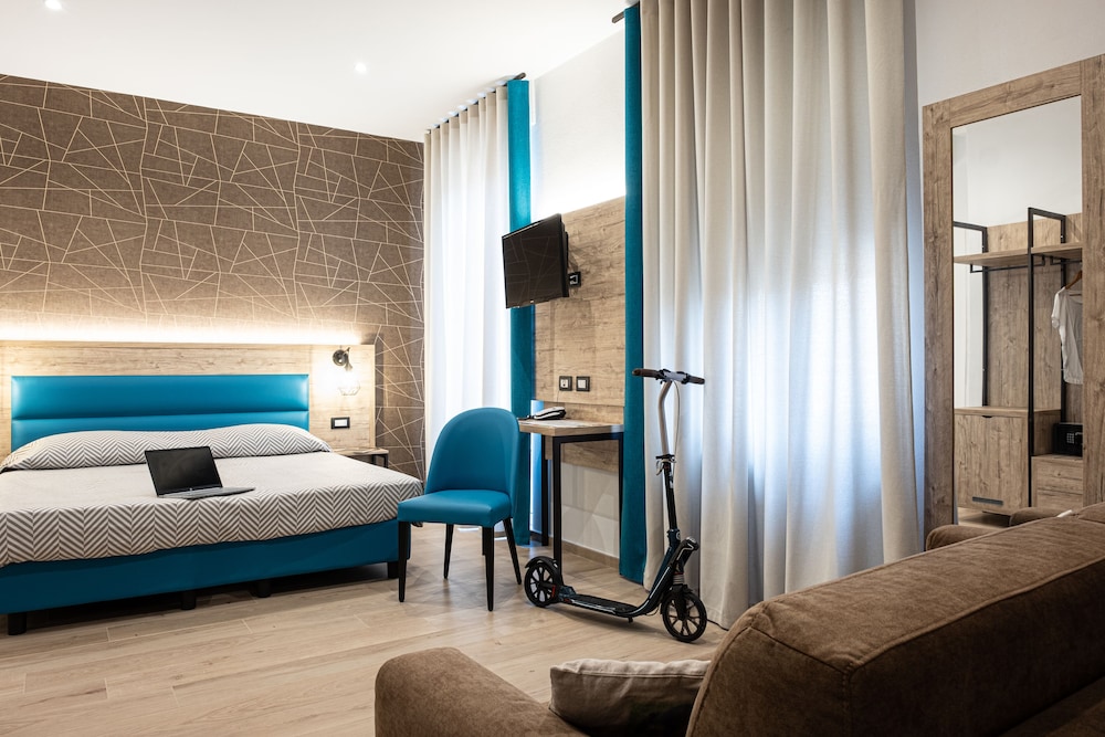 Cuneo Hotel 12/37