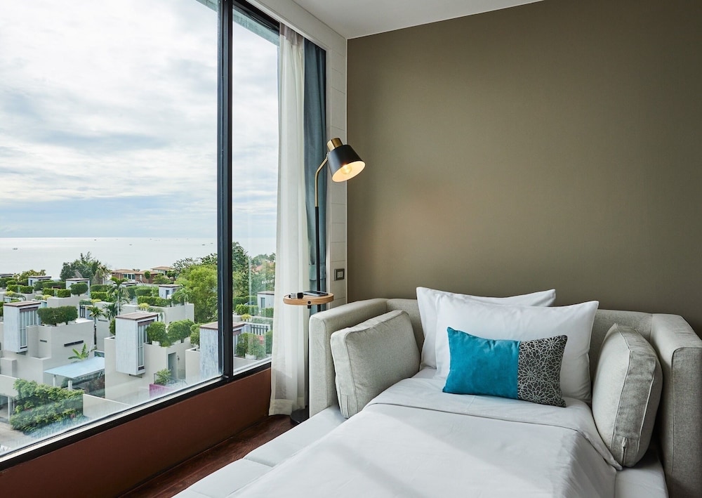 2 Bedrooms, Horizon, Mini, Suite, 1 King and 2 Queen Beds, Sea View, Corner