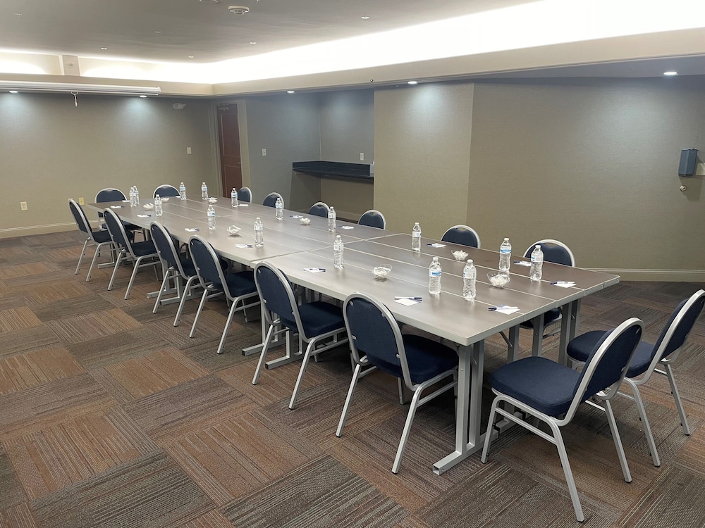 HOLIDAY INN EXPRESS CLEVELAND DOWNTOWN 52/59