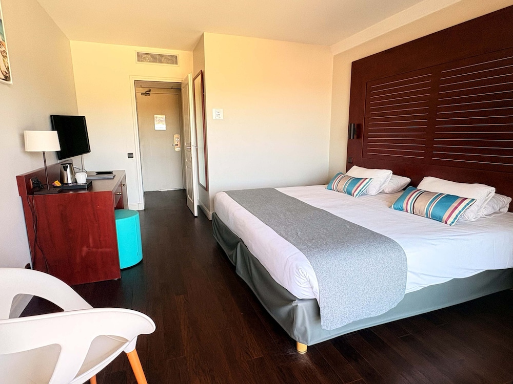 Superior, King Bed, Pool Side