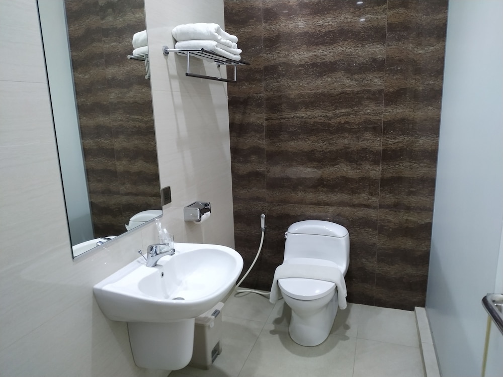Thongs Inn Kualanamu Transit Hotel 32/64
