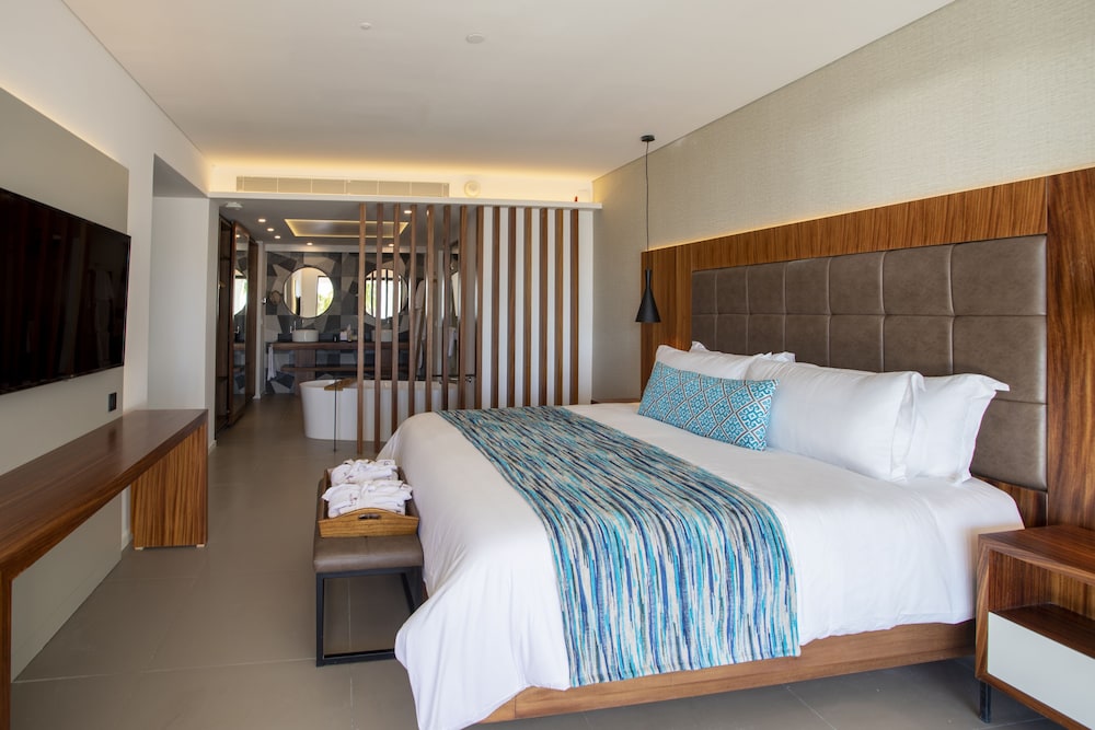 1 BEDROOM, SUITE, OUTDOOR JETTED TUB