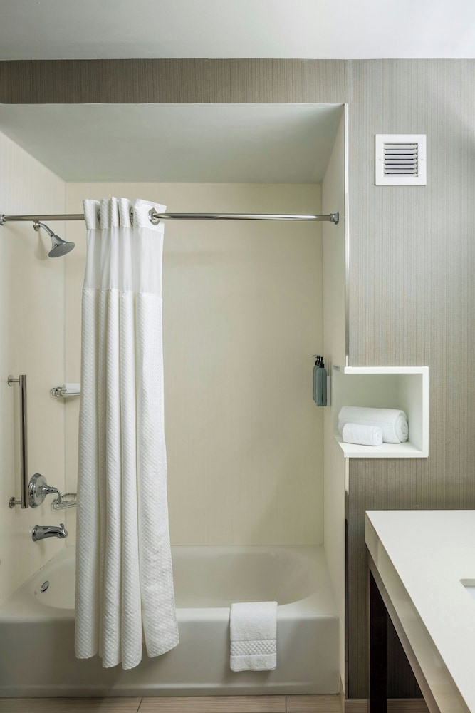 Room, King Bed, Ocean Front, Sofa, Balcony، Courtyard By Marriott Columbus Osu 2/3