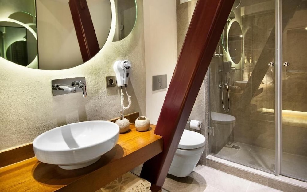 NURU ZIYA SUITES 79/82