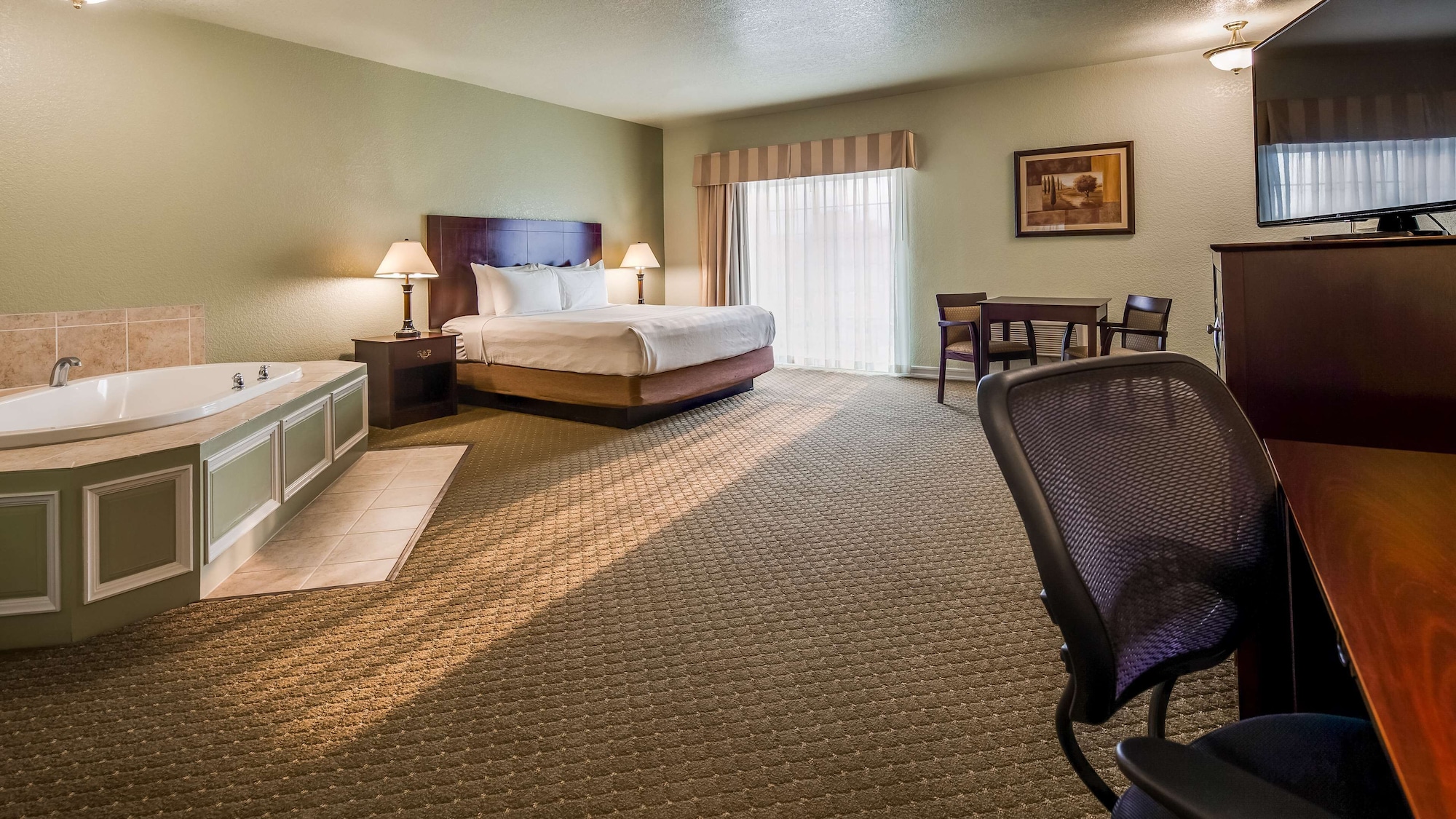 غرفة قياسية بسرير كينج بحوض جاكوزي، Best Western Plus Bayshore Inn 6/9