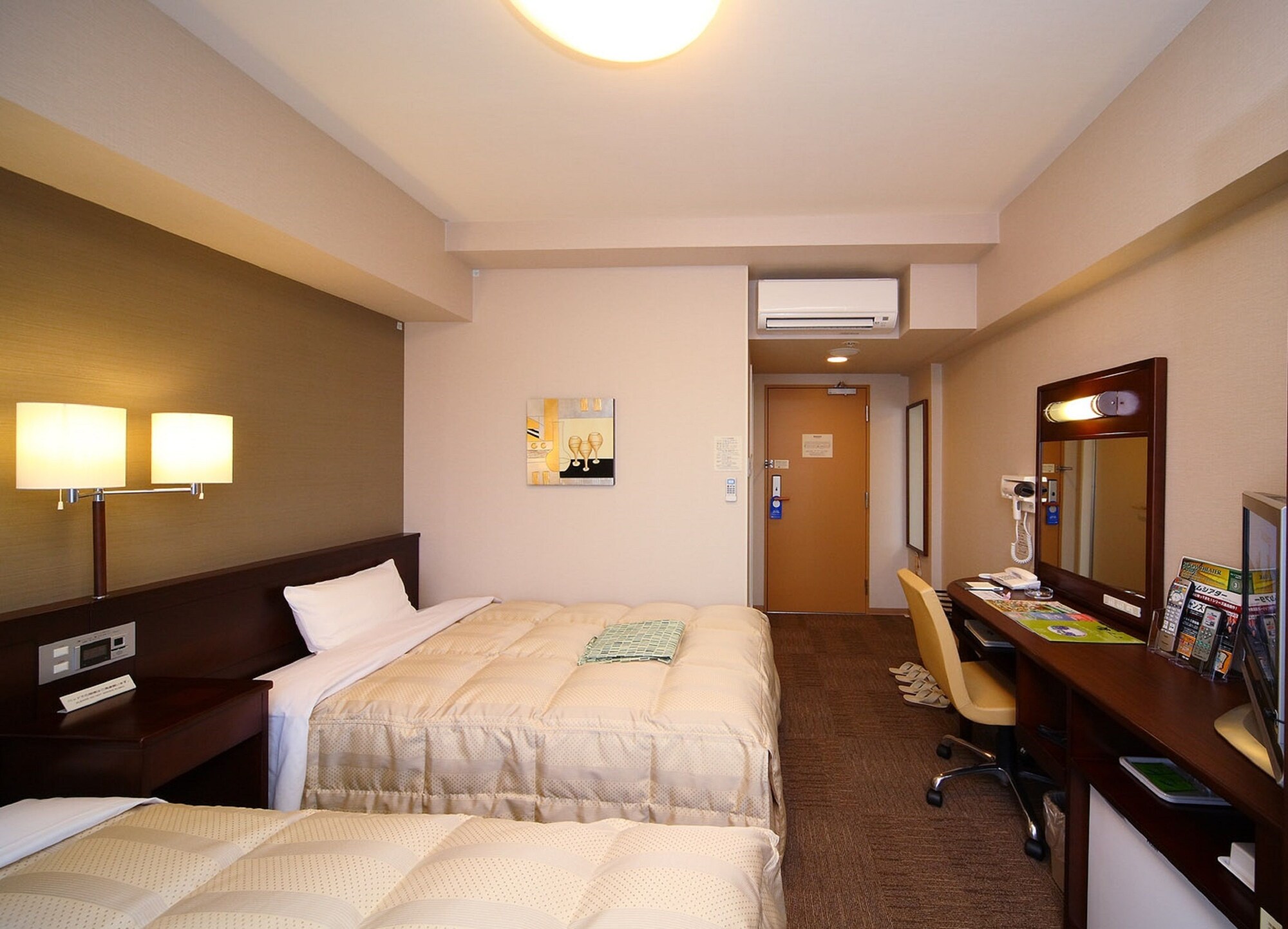 ROOM, TWIN BEDS