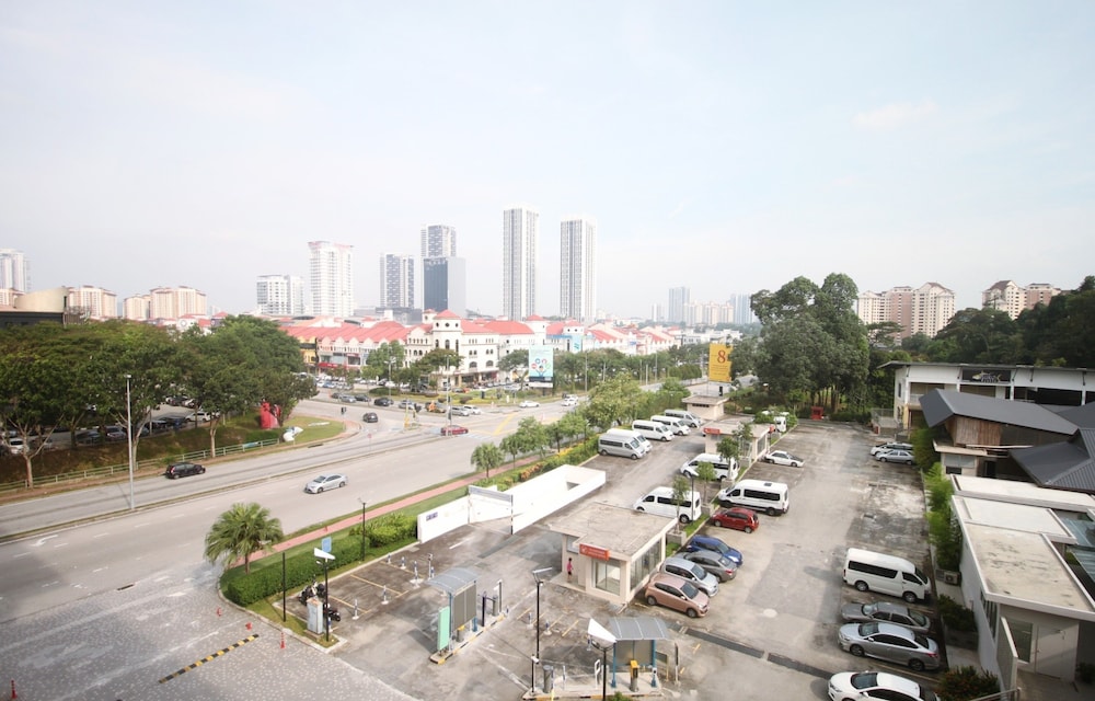Tropical Hotel at Kota Damansara 24/26