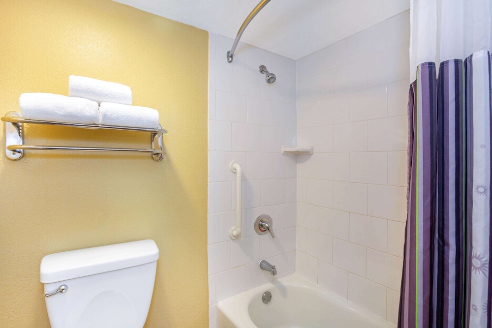 La Quinta Inn & Suites by Wyndham Sarasota Downtown 18/52
