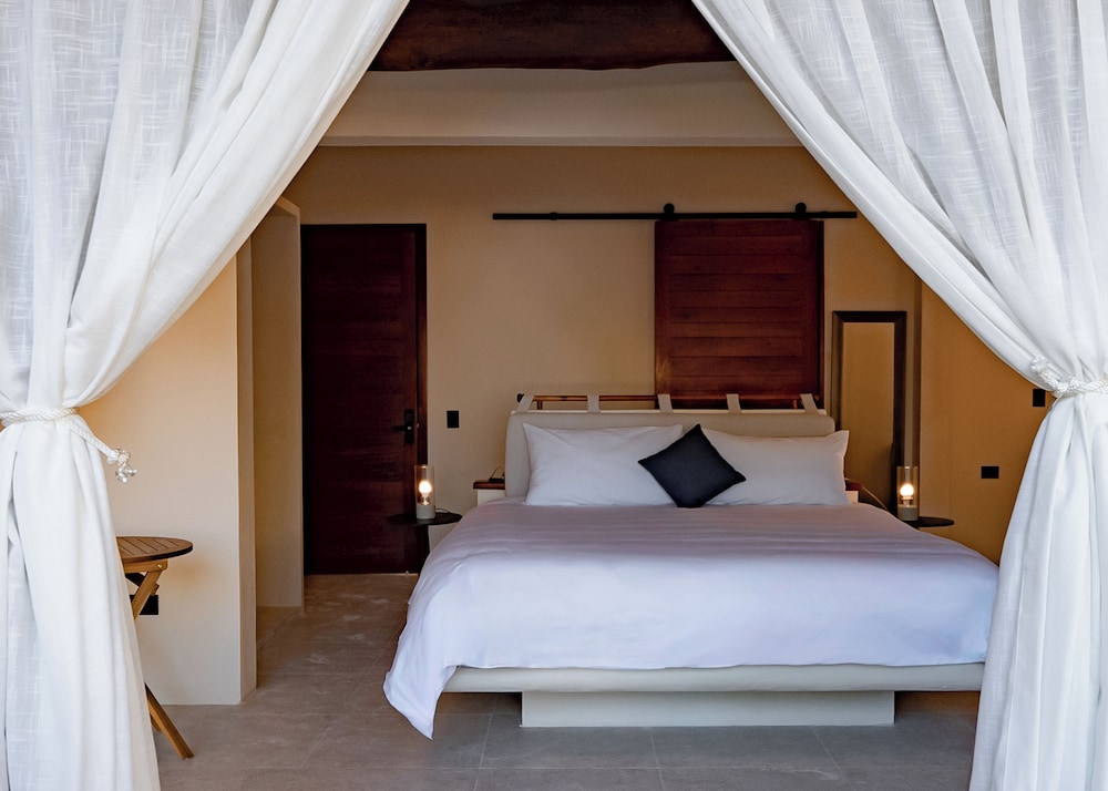 Beachfront Hotel Boutique DK 10/50