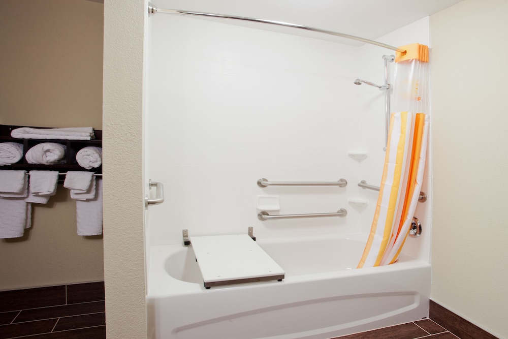 La Quinta Inn & Suites by Wyndham Knoxville Papermill 13/45