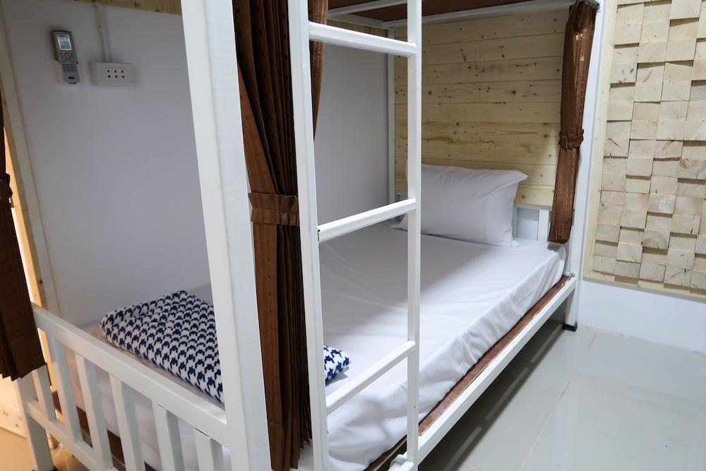 Baan Urt Suratthani Airport Hotel 23/66
