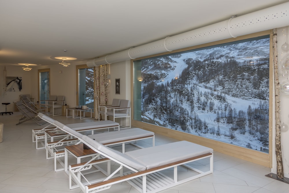 White Angel Hotel 25/48