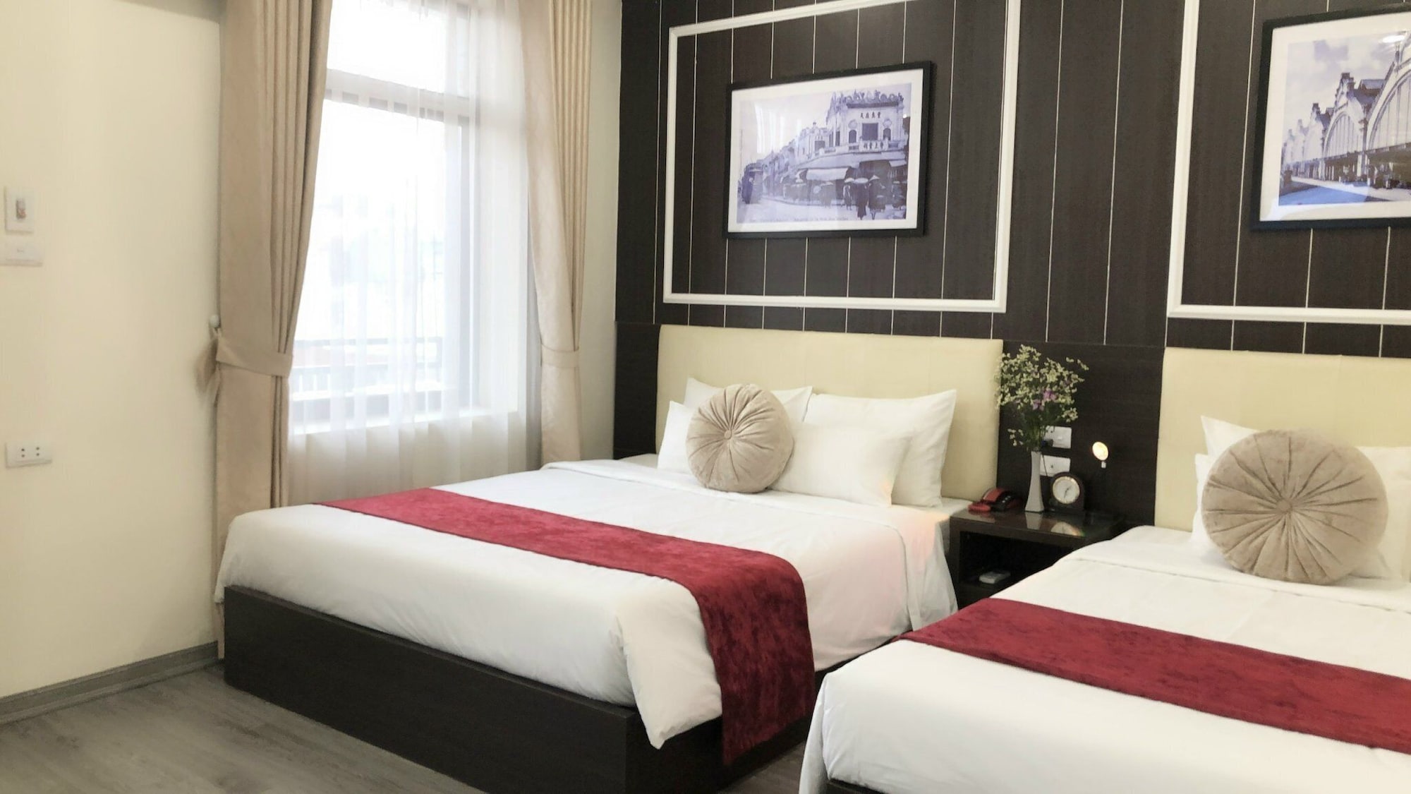 غرفة ثلاثية بسرير كوين وسرير فردي بإطلالة على المدينة بشرفة، Hanoi Elpis Hotel 3/5