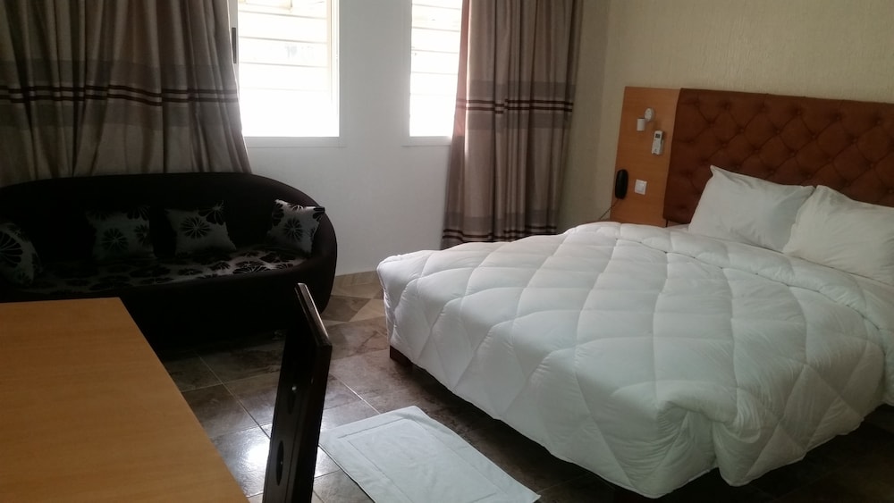 Eifell's Hotel's 9/35