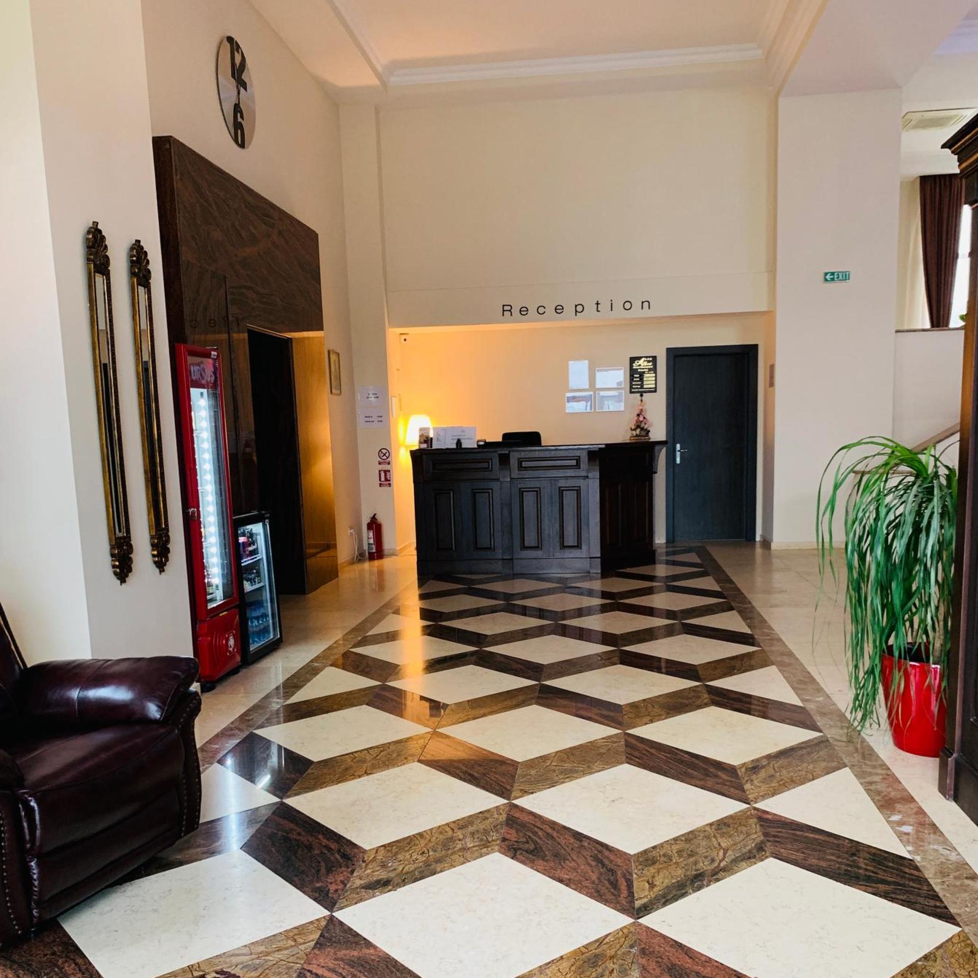 Albert Hotel 4/53