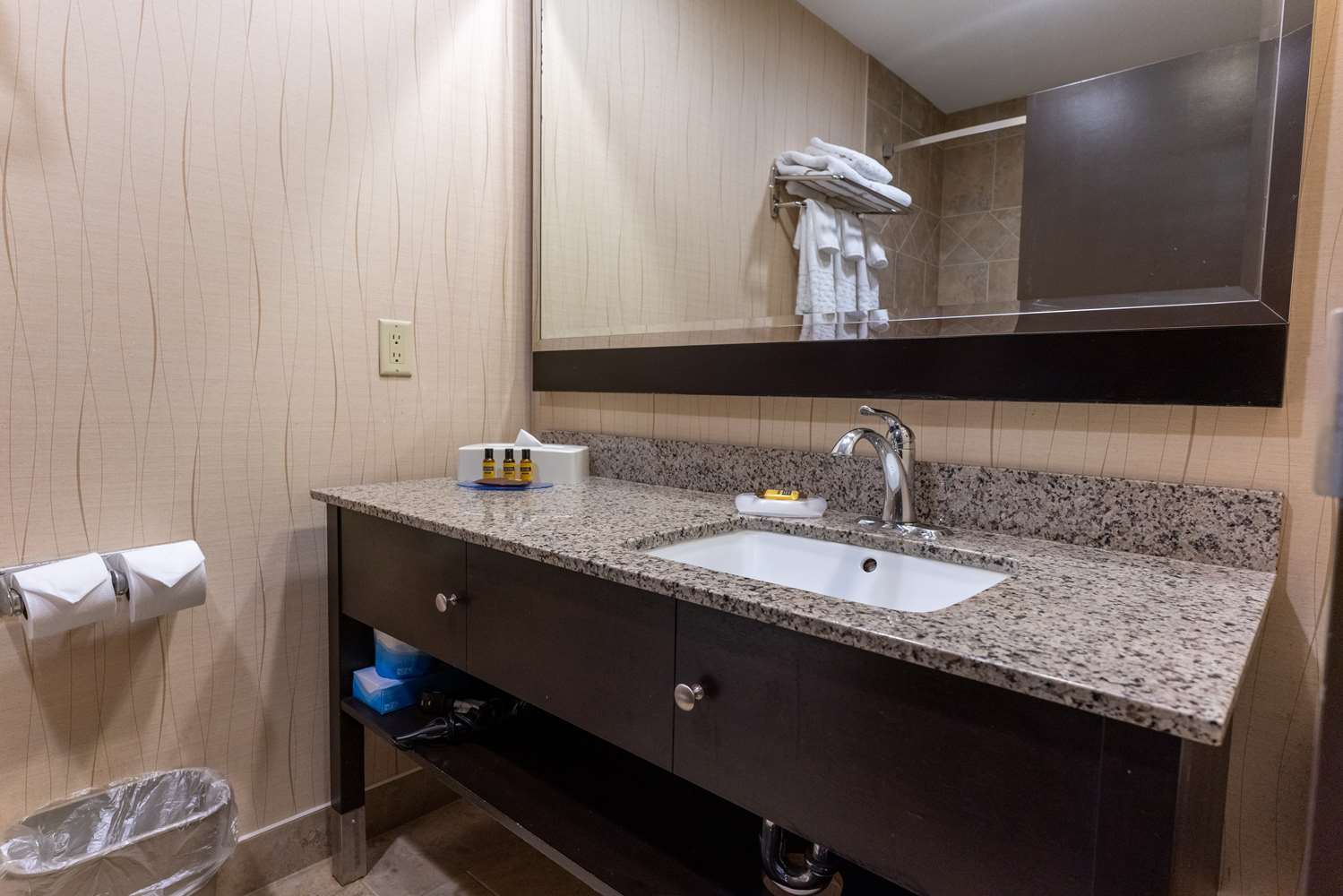 غرفة بسريرين كوين، Best Western Plus South Edmonton Inn and Suites 3/3