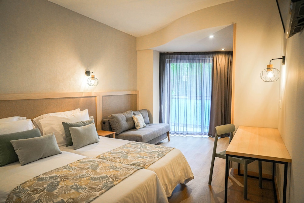 ROOM, TRIPLE, BALCONY