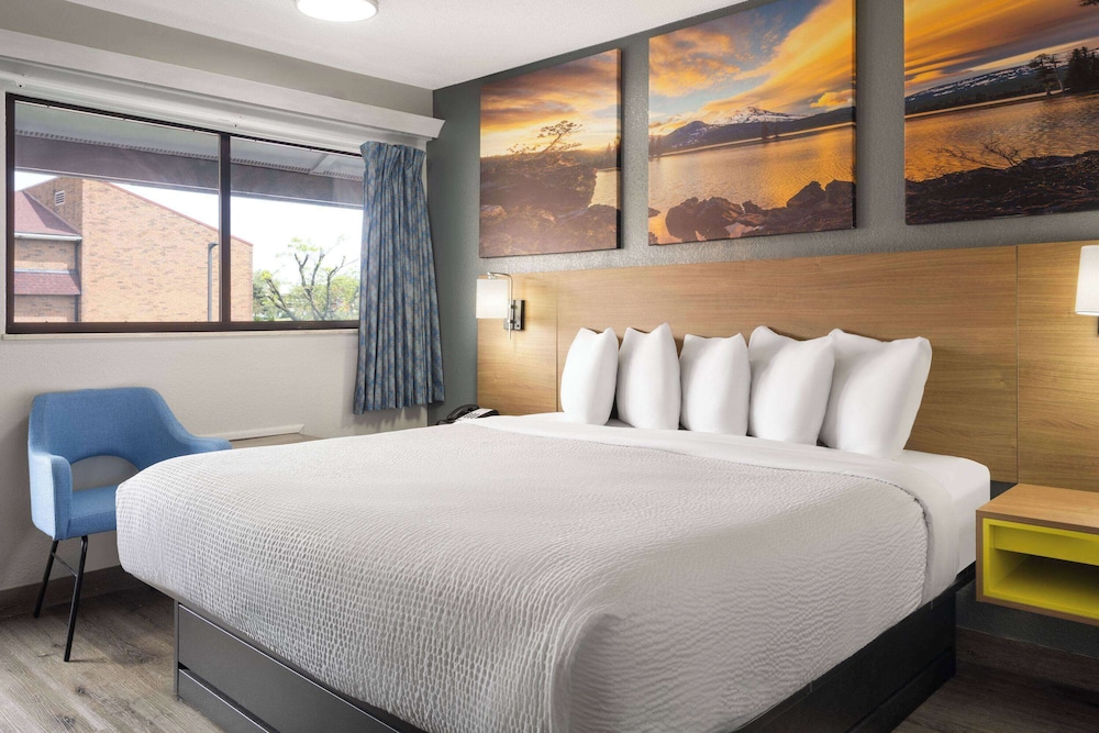 ROOM, KING BED, SMOKING, ACCESSIBLE