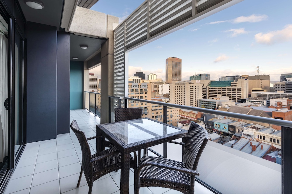 Oaks Adelaide Horizons Suites 48/70