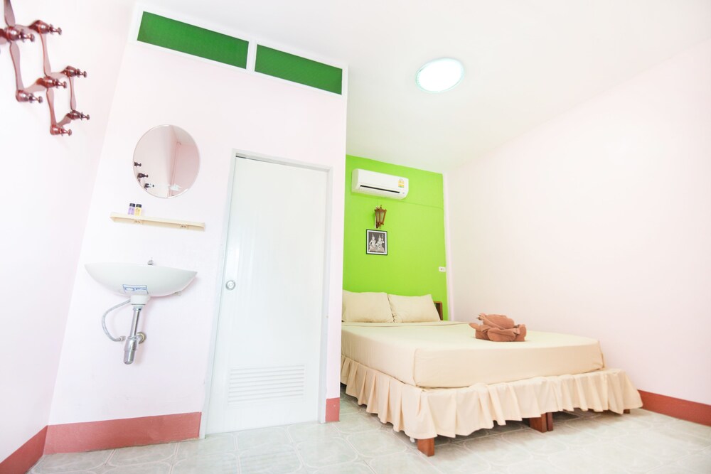 غرفة قياسية بسرير كينج بإطلالة على المسبح، Pongphen Guesthouse 8/10