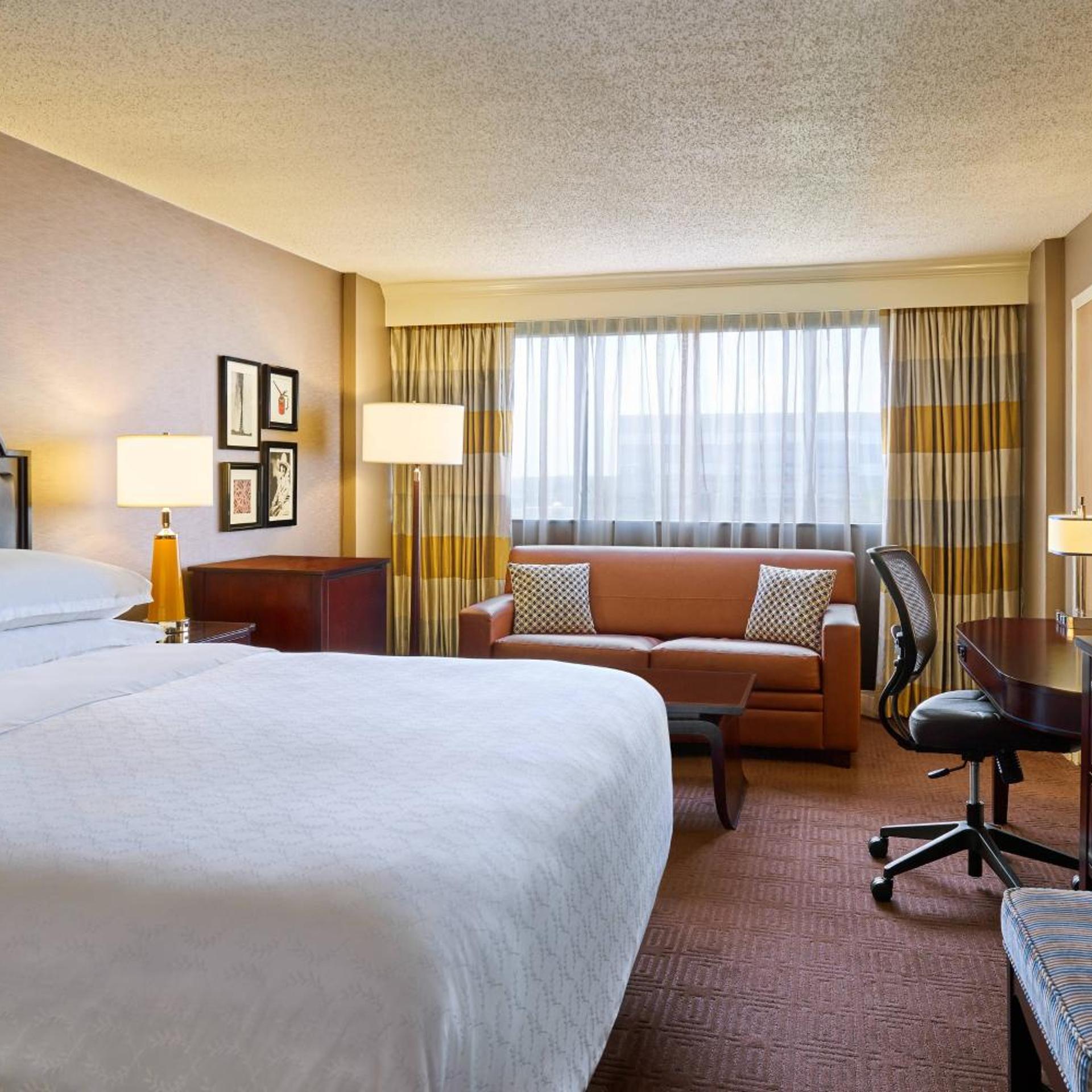 Room, King Bed, Bathtub, Club Floor, Accessible