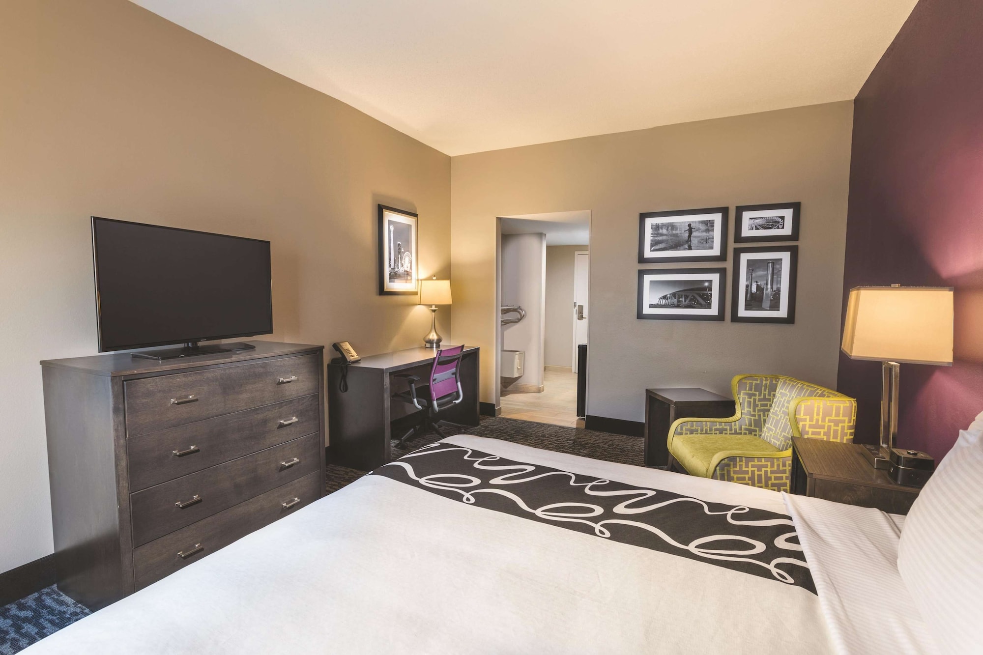 غرفة بسرير كينج، La Quinta Inn and Suites by Wyndham Kennesaw 7/10