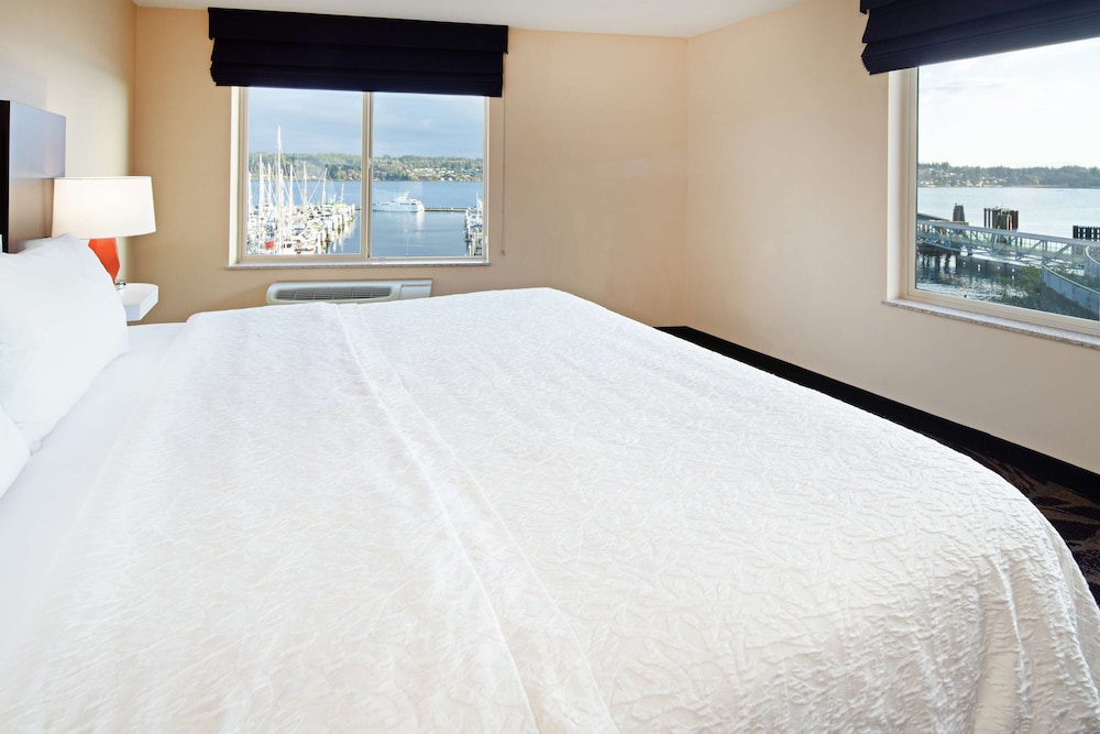 Hampton Inn Suites Bremerton 16/57